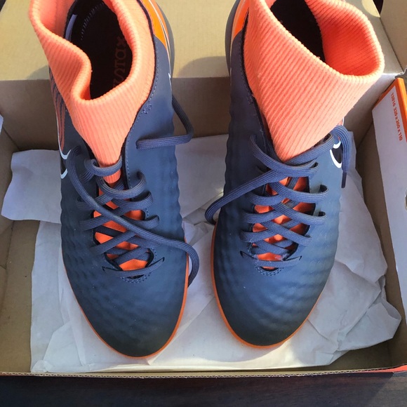 Nike Indoor Soccer Shoes - Picture 3 of 4